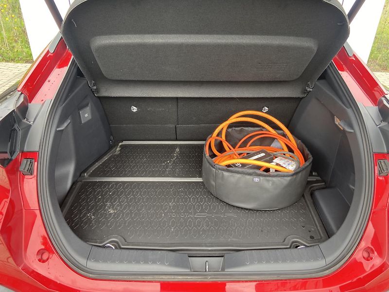Toyota C-HR 2.0 PHEV 220k c-CVT Executive - fotka 12 z 23