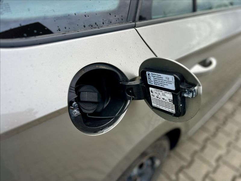Škoda Fabia 1,0 MPI / KLIMA - fotka 37 z 37