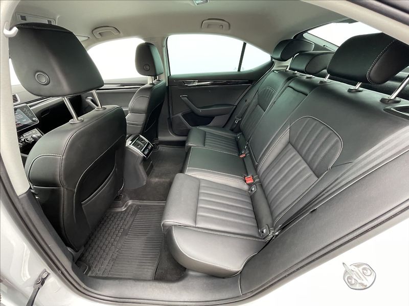 Škoda Superb 2,0 TDI DSG L&K TAŽNÉ+DCC+ACC - fotka 17 z 25