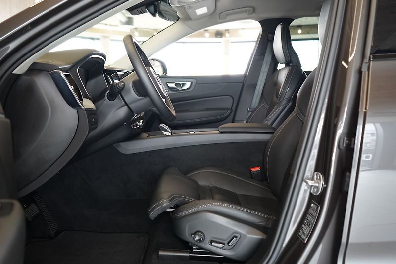 Volvo XC60 B5 AWD Plus Dark, Ventilace - fotka 17 z 46