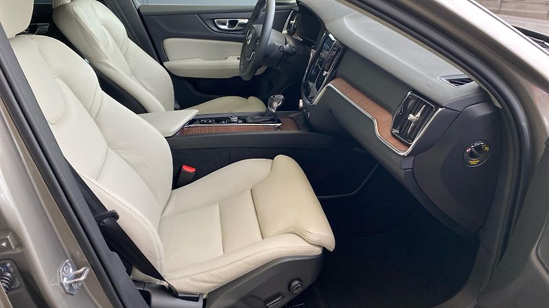 Volvo V60 INSCRIPTION, T4 FWD Drive-E, 1 - fotka 8 z 32
