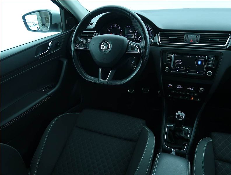 Škoda Rapid (2016) Spaceback 1.2 TSI, Xenony - fotka 7 z 17