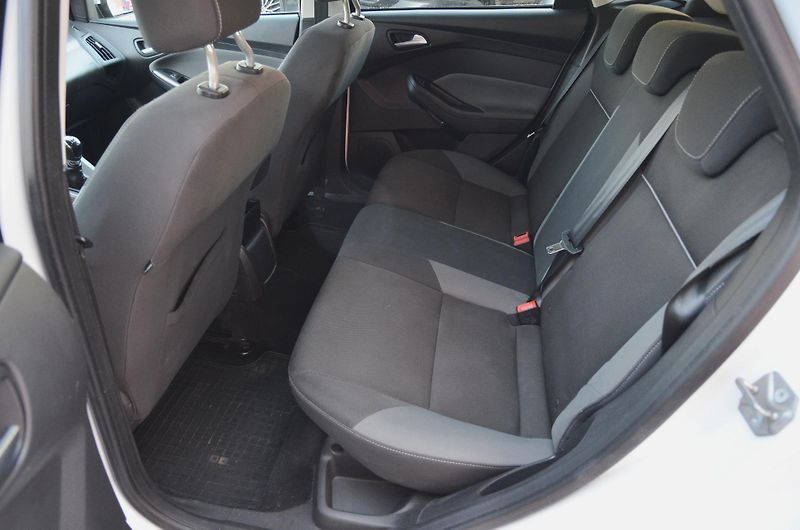Ford Focus (2011) 1.6i 92kW / 2x kola / TAŽNÉ - fotka 12 z 28