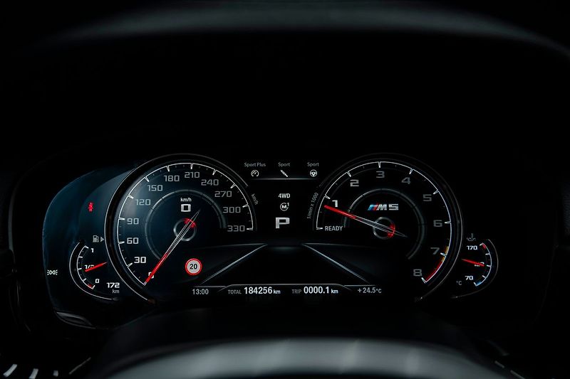 BMW M5 - fotka 6 z 27