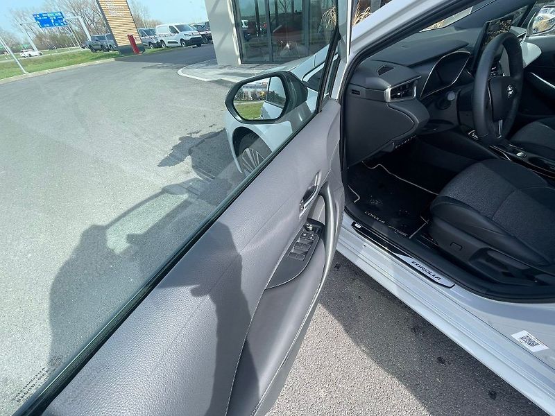 Toyota Corolla 1.8 Hybrid 140k Style - fotka 18 z 28