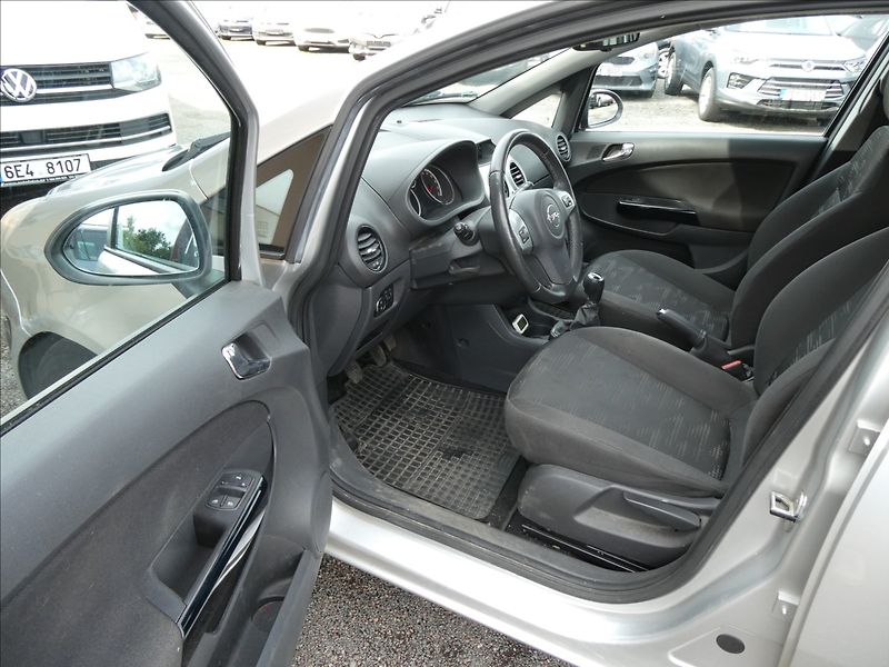 Opel Corsa 1,4 16V 74kW, drobné vady laku - fotka 17 z 42