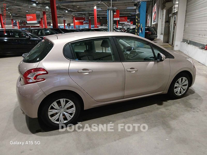 Peugeot 208 (2014) 1.2 i, 1.maj,ČR, servis - fotka 2 z 3