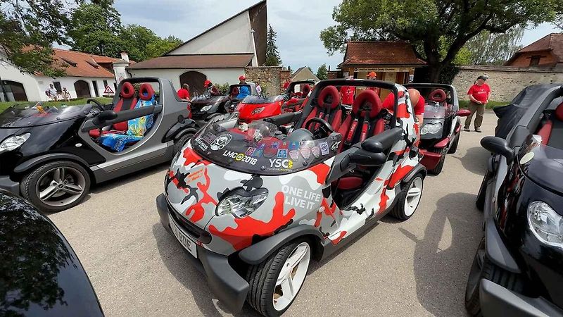 Auta bez střechy i čelního skla a dveří projížděla Krumlov i Šumavu.