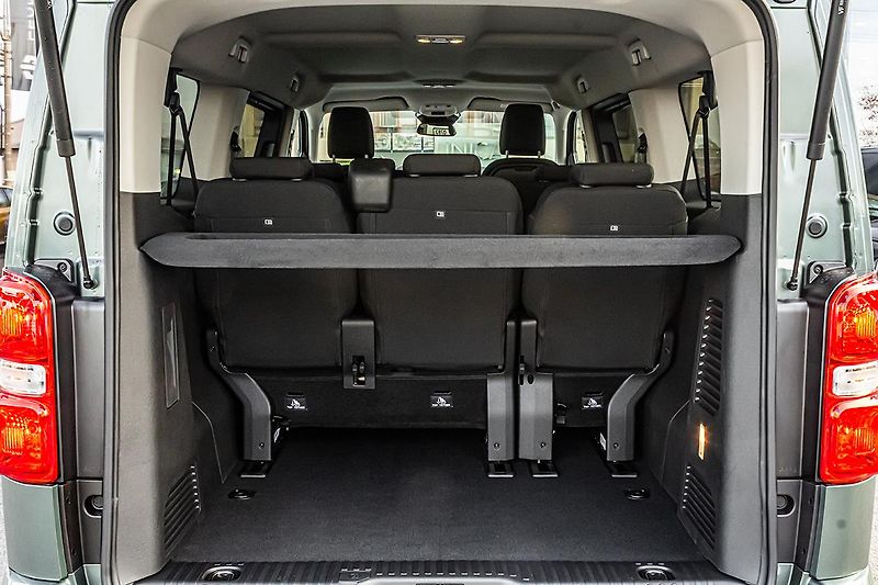 Citroën SpaceTourer 2,0 FEEL XL 180k+ FAMILY+COMF. - fotka 8 z 23