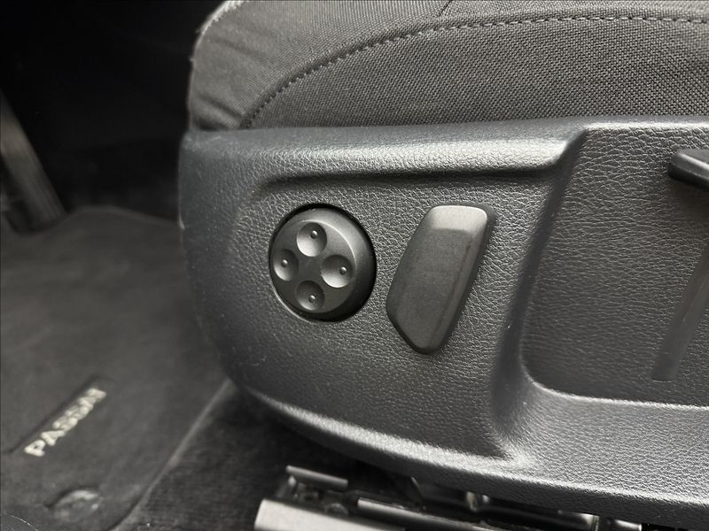 Volkswagen Passat 1,4 TSi NAVI SENZORY TAŽNÉ - fotka 30 z 36