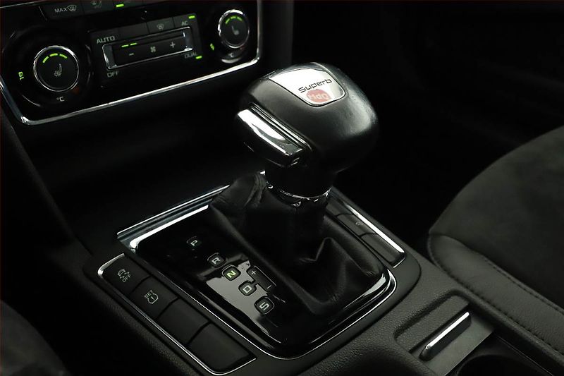 Škoda Superb (2011) Elegance 3.6 FSI V6, 4X4 - fotka 12 z 19
