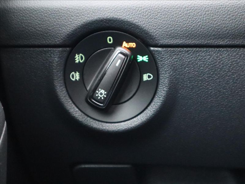Škoda Octavia 2,0 TDi DSG Style ACC LED - fotka 11 z 41