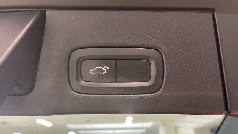 Volvo V90 (2018) Kombi Inscription 2.0 TDI 110k - fotka 18 z 38