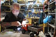RC model náklaďáku Unimog svítí a má funkční i majáky.