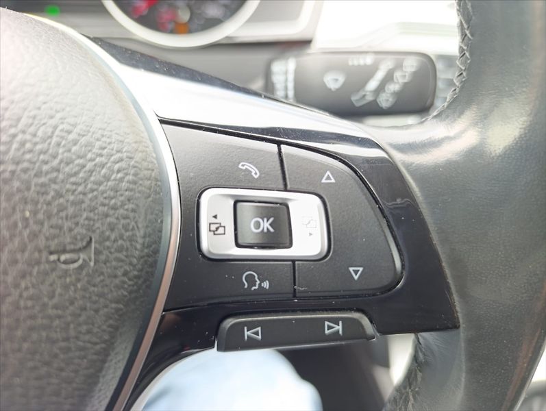 Volkswagen Passat 1,6 TDi Aut.klima Navi Kamera - fotka 29 z 34