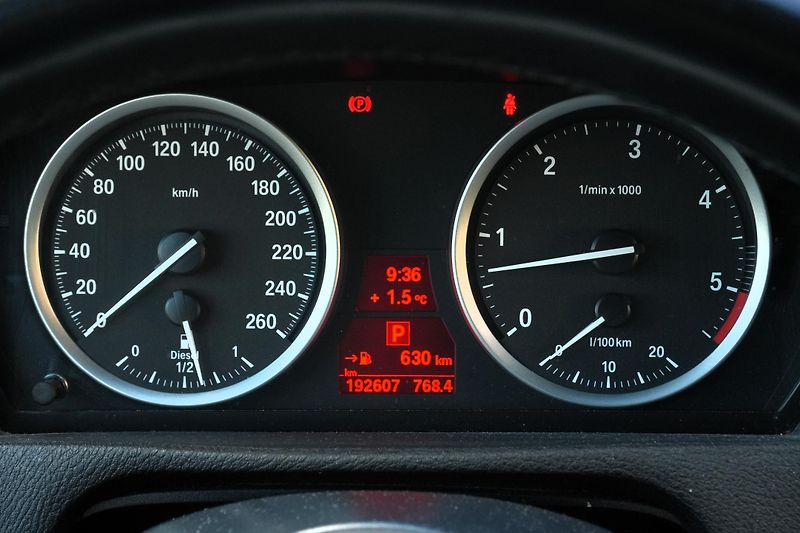BMW X6 30d, Webasto, LED, HUD, Tažné - fotka 18 z 37