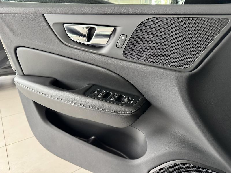 Volvo V60 B3 AUT*120kW*KeyLess*LED*Kamer - fotka 28 z 35