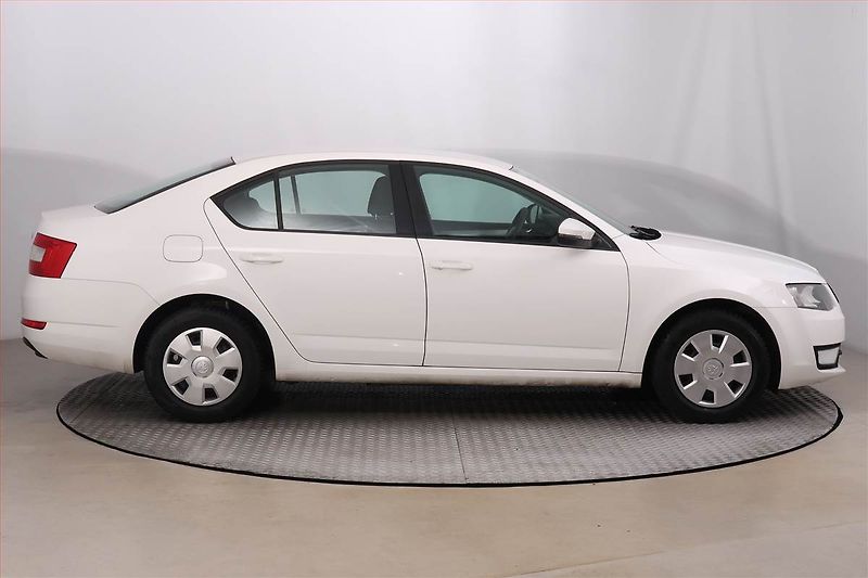 Škoda Octavia (2013) 1.6 TDI, Park. senzory - fotka 6 z 15