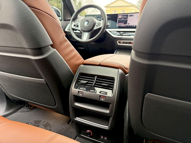 BMW X5 xDrive40d M-PRO Individual AIR - fotka 21 z 50