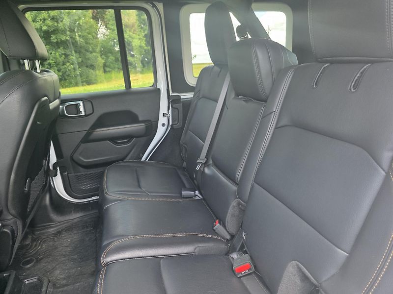 Jeep Wrangler (2024) Sahara Unlimited - fotka 8 z 9