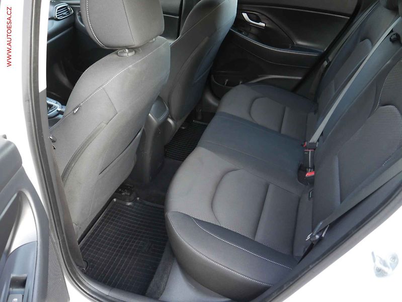 Hyundai i30 (2017) 1.6CRDi, ČR, Navi - fotka 10 z 19