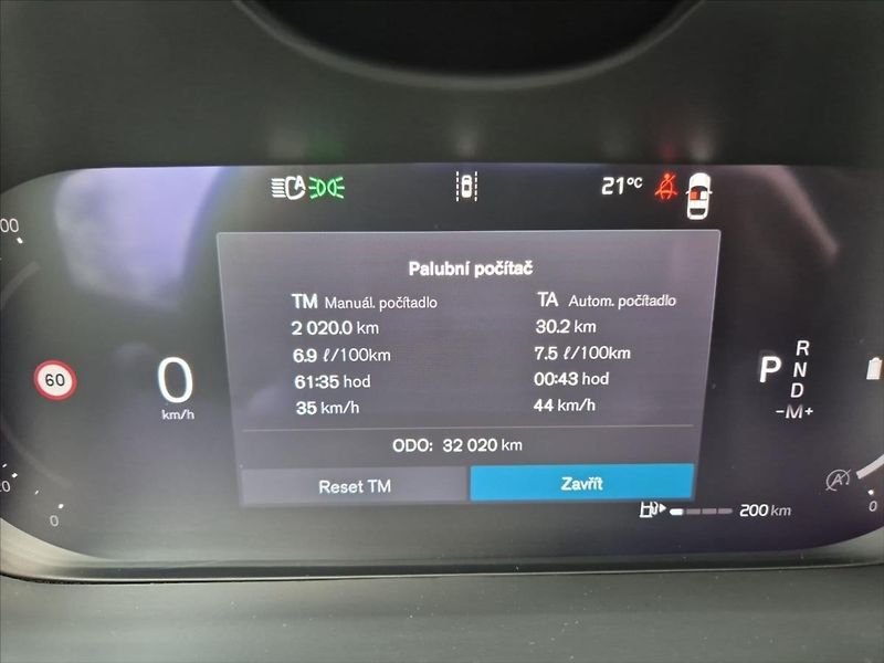 Volvo XC60 2,0 B4 AWD PLUS DARK - fotka 16 z 18