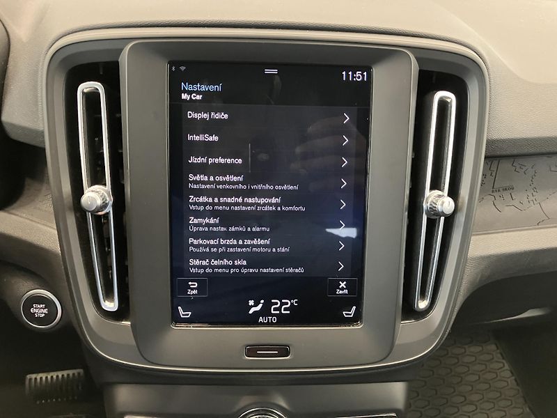 Volvo XC40 T3 FWD Kinetic AT8 - fotka 31 z 36