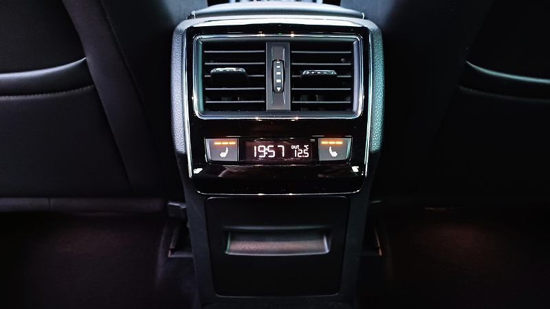 Škoda Superb 140kW TDI 4x4 SPORTLINE - fotka 16 z 47