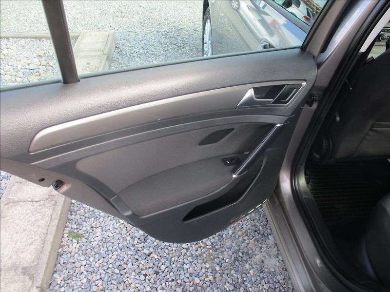 Volkswagen Golf 1,2 TSi,aut.klima.serv.kn. - fotka 10 z 39