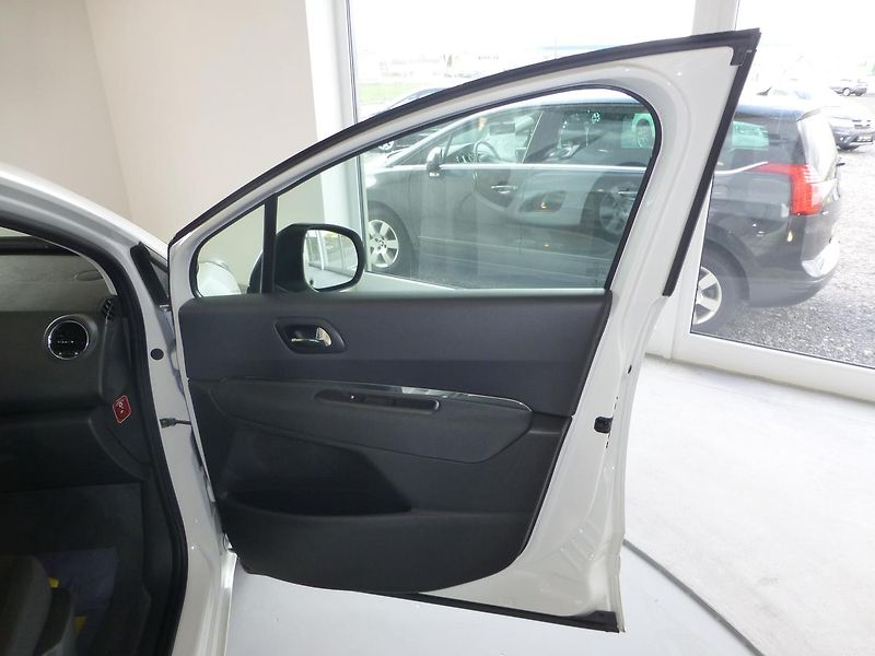 Peugeot 5008 (2014) 1,6HDI*NAVIGACE.*PARKS**NEW - fotka 17 z 24