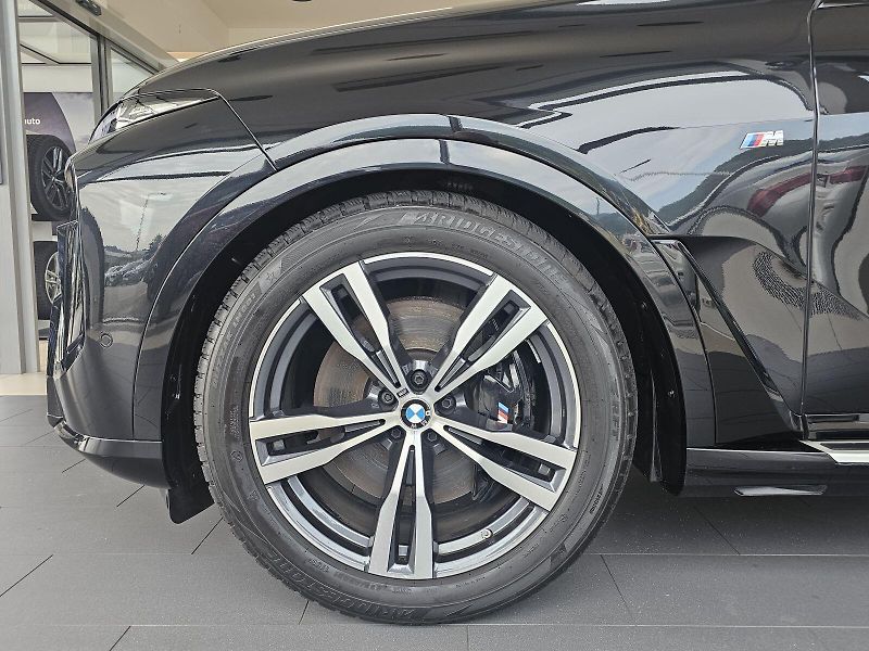BMW X7 xDrive40d - fotka 3 z 36