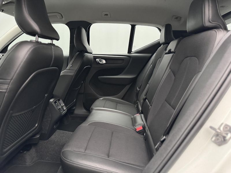 Volvo XC40 T4 AWD MOMENTUM CZ REZERVACE - fotka 5 z 34
