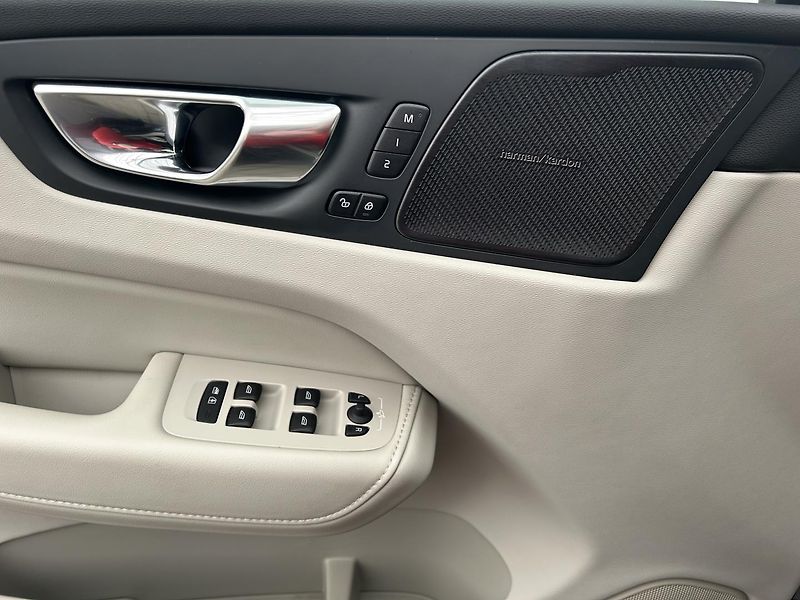 Volvo XC60 2.0  B4 4x4 ULTIMATE - fotka 31 z 33