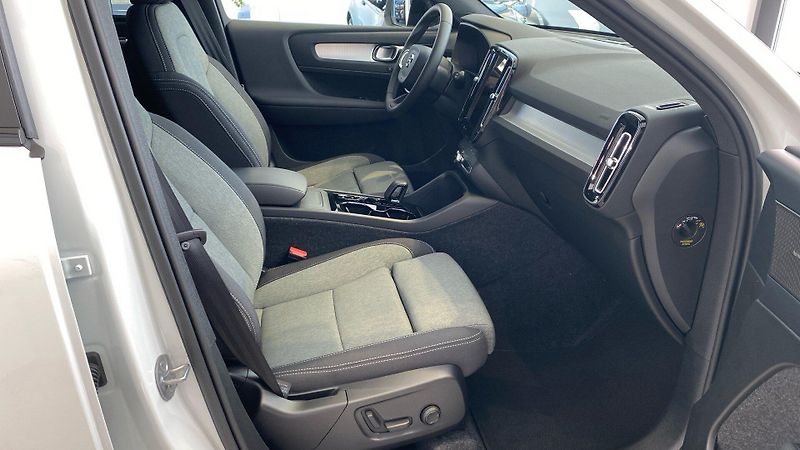 Volvo XC40 (2026) PLUS BLACK EDITION, B4 FWD, 14 - fotka 14 z 14