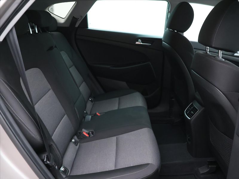 Hyundai Tucson 2,0 CRDi 136kW 4x4 CZ Aut - fotka 12 z 29