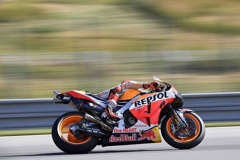 Motocyklová legenda Valentino Rossi při závodě na Masarykově okruhu v roce 2019.
