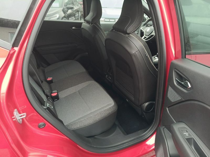 Renault Captur (2026) techno mild hybrid 140 EDC - fotka 14 z 27
