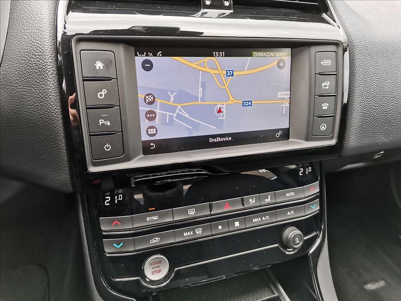 Jaguar XE 2,0 20t 147kW PURE 8AT - fotka 15 z 17