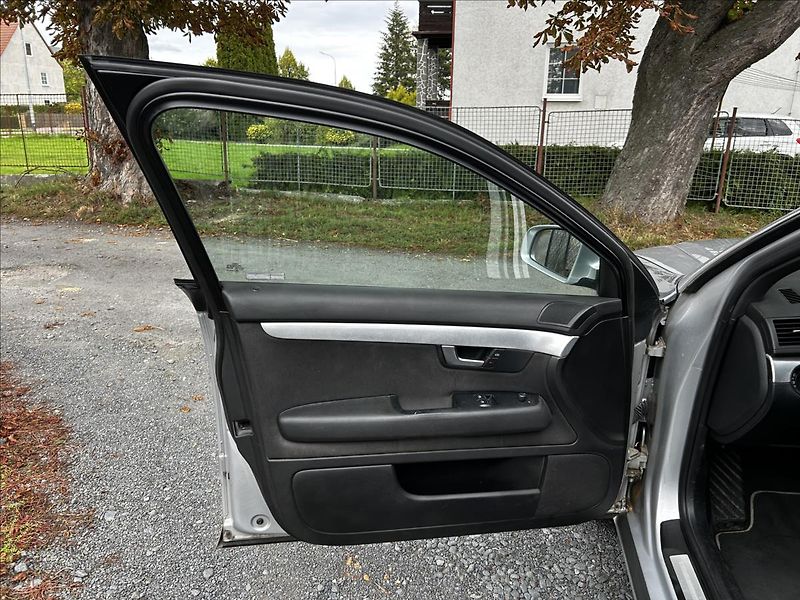 Audi A4 2,0 TDi Automat  NováSTK,Tažné - fotka 10 z 42