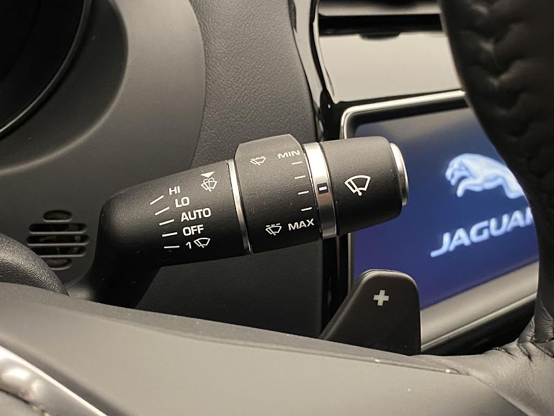 Jaguar XE 30t 221kW AWD AUT CZ - fotka 22 z 39