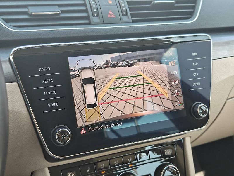 Škoda Superb Style 6MP 2,0TDI - fotka 17 z 25