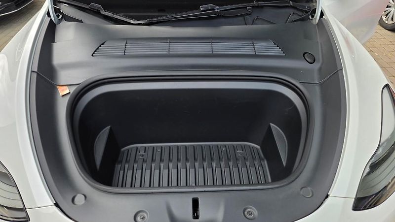 Tesla Model Y (2023) Long Range AWD DE SoH 91,2% - fotka 35 z 40