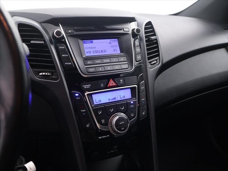 Hyundai i30 1,6 GDI 99kW Weekend Serv.kn. - fotka 19 z 30