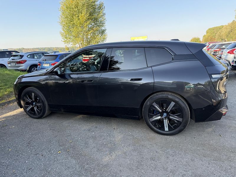BMW iX xDrive40 SPORT H&K SkyLounge - fotka 9 z 33