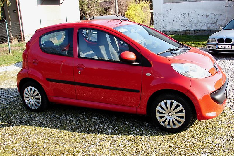 Peugeot 107 1.0i 68PS 5-dv. KLIMA-ZADÁNO! - fotka 5 z 31