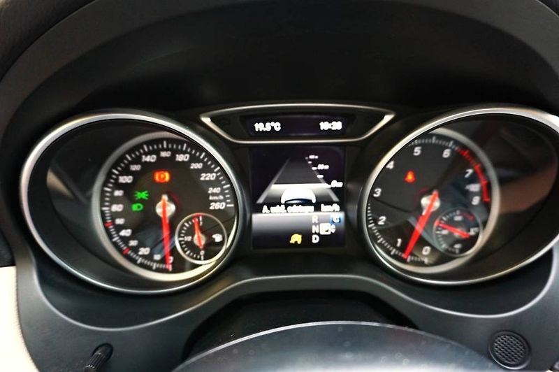 Mercedes-Benz GLA (2018) 2,0 220 135 kW - fotka 55 z 60