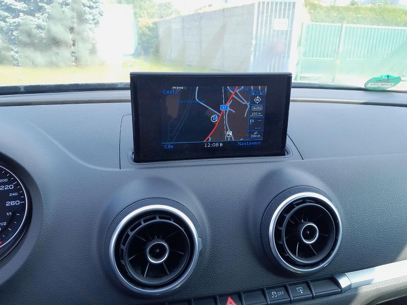Audi A3 (2015) 1,6 TDI serviska 2x klíč - fotka 11 z 17