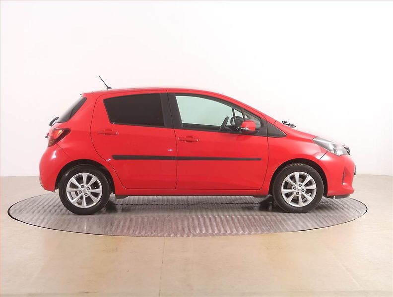 Toyota Yaris (2015) 1.33 Dual VVT-i, Serv.kniha - fotka 6 z 19