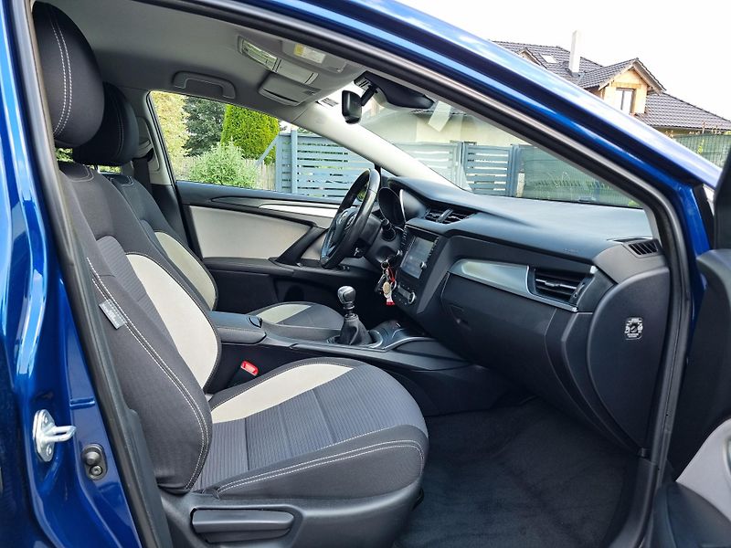 Toyota Avensis (2016) 1.8 COMFORT,KAMERA,ALU - fotka 21 z 42