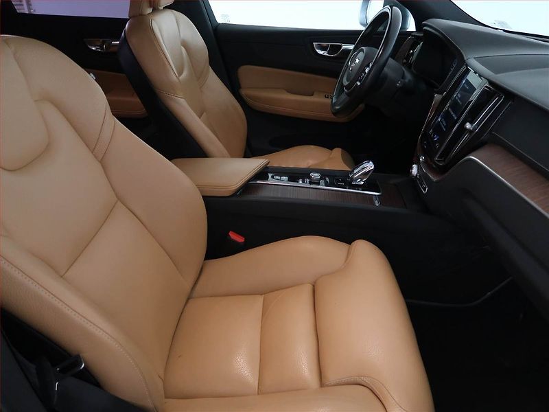 Volvo XC60 (2019) Inscription B4 AWD - fotka 9 z 15